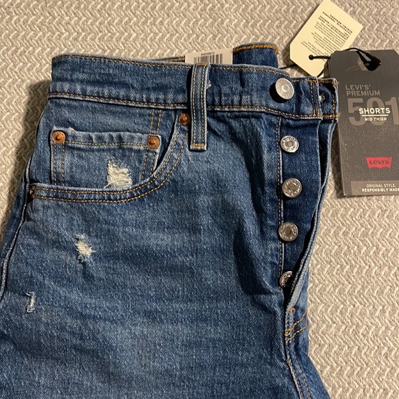 NWT Levi’s 501 button fly denim shorts. Size 28 - Picture 2 of 7